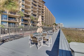 Outdoor dining - Bright beachfront condo with 2 Gulf-side pools, tennis courts & fitness room (Orange Beach)