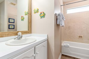 Shower, towels - Newly remodeled bay view home with high-speed WiFi, central AC, and gas grill (Dauphin Island)