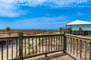 Property grounds - Newly remodeled bay view home with high-speed WiFi, central AC, and gas grill (Dauphin Island)