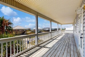 Property grounds - Bay Front Home with - Gulf Views, WiFi, & Washer/Dryer - Two Dogs Welcome (Dauphin Island)