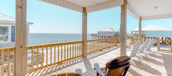Dreamy oceanfront gem with beach access, furnished deck, & fast WiFi - dogs OK