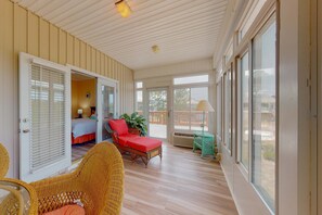 3 bedrooms, iron/ironing board, WiFi, bed sheets - Spacious Island Gem Near the Beach & Town With Large Deck & Full Kitchen - Dogs OK (Dauphin Island)