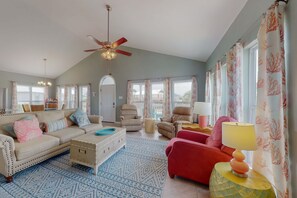 TV - Spacious Island Gem Near the Beach & Town With Large Deck & Full Kitchen - Dogs OK (Dauphin Island)