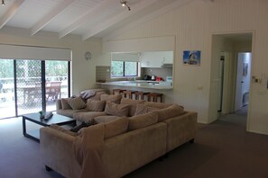 TV, books - Beach Shack @ Red Rocks (Cowes)