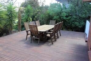 Outdoor dining - Beach Shack @ Red Rocks (Cowes)