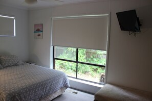 4 bedrooms, iron/ironing board, free WiFi - Beach Shack @ Red Rocks (Cowes)