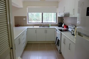 Refrigerador, microondas, lavavajillas y cafetera y tetera 