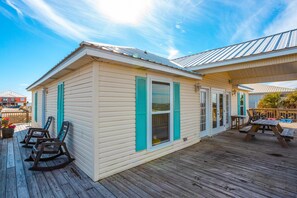 Outdoor dining - Dog-friendly, water view beach house with a full kitchen, furnished deck, private (Dauphin Island)