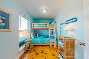 4 bedrooms, iron/ironing board, internet, bed sheets
