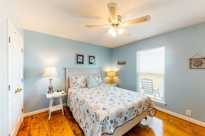 4 bedrooms, iron/ironing board, Internet, bed sheets - Dog-friendly, water view beach house with a full kitchen, furnished deck, private (Dauphin Island)