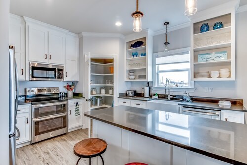 Dog-friendly, waterfront getaway, furnished patio