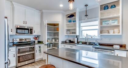 Dog-friendly, waterfront getaway, furnished patio