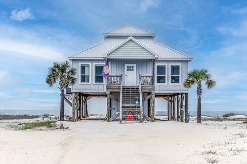 Dog-friendly, waterfront getaway, furnished patio