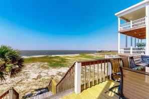 Property grounds - Charming bay-front home with WiFi, spacious wraparound porch, private deck (Dauphin Island)