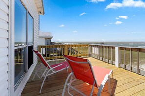 Terrace/patio - Charming bay-front home with WiFi, spacious wraparound porch, private deck (Dauphin Island)