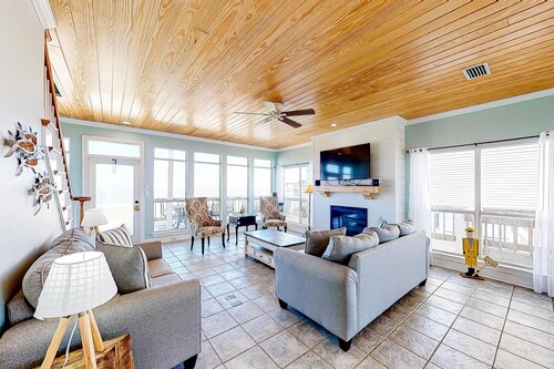 Charming bay-front home with WiFi, spacious wraparound porch, private deck