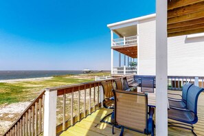 Property grounds - Charming bay-front home with WiFi, spacious wraparound porch, private deck (Dauphin Island)