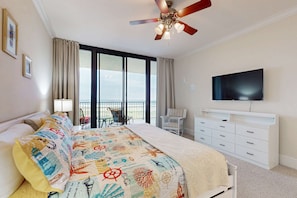 2 bedrooms, WiFi, bed sheets - Beachfront condo with pool, private balcony, and washer and dryer (Dauphin Island)