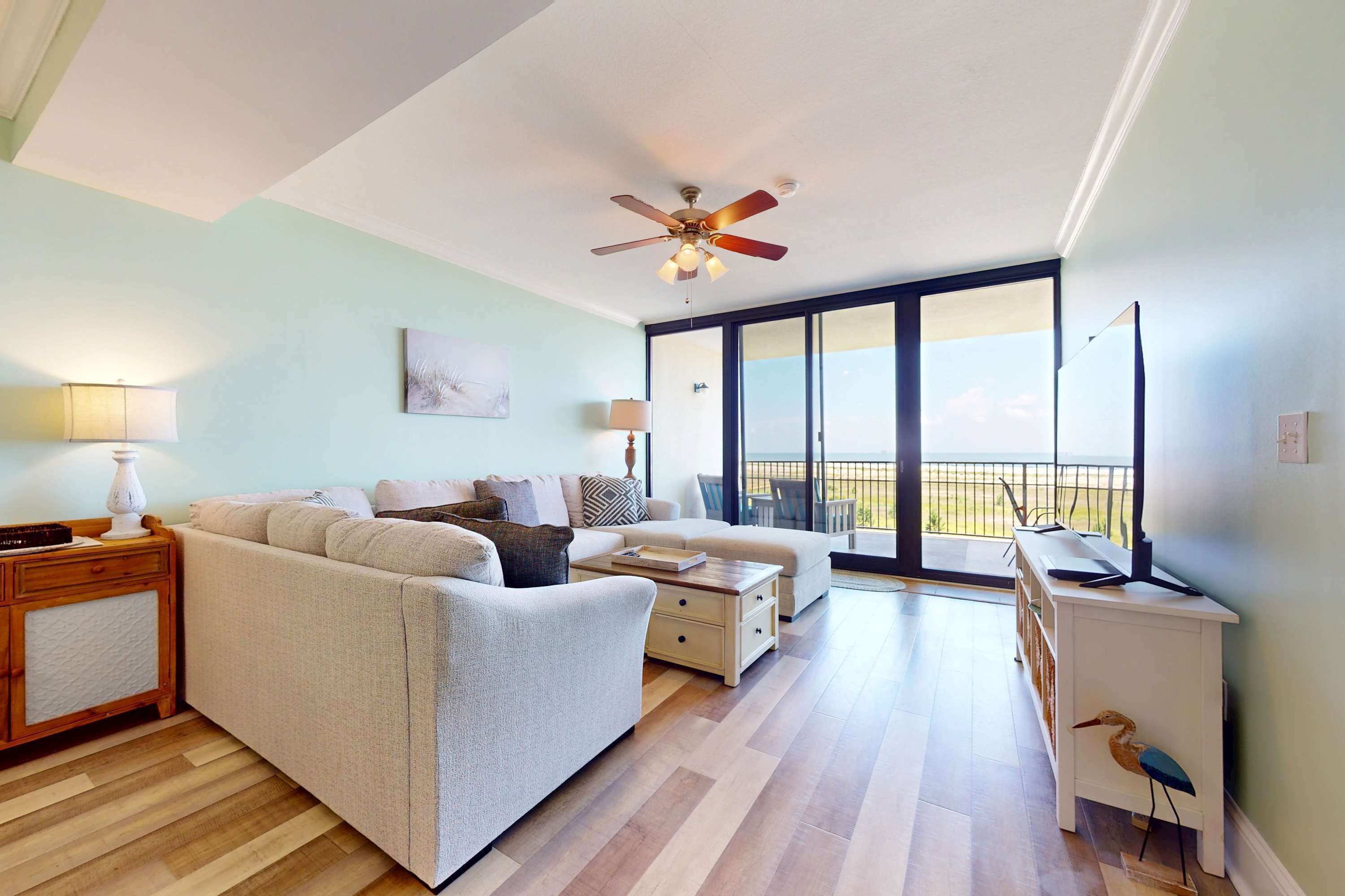 Televisión, reproductor de DVD y oficina 