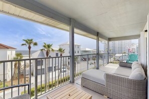 Property grounds - Stylish beachfront condo with ocean views, balcony, pool access & grill (Orange Beach)