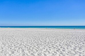 Beach nearby - Stylish beachfront condo with ocean views, balcony, pool access & grill (Orange Beach)