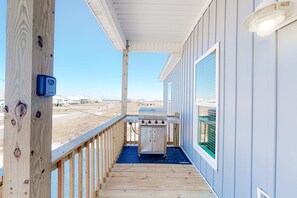 Terrace/patio - Dog-friendly home with Gulf views, washer,dryer & central AC (Dauphin Island)