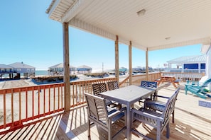 Outdoor dining - Dog-friendly home with Gulf views, washer,dryer & central AC (Dauphin Island)