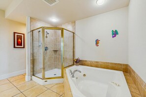 Shower, hair dryer, towels - Beachview condo with lazy river, marina, multiple pools and internet (Orange Beach)