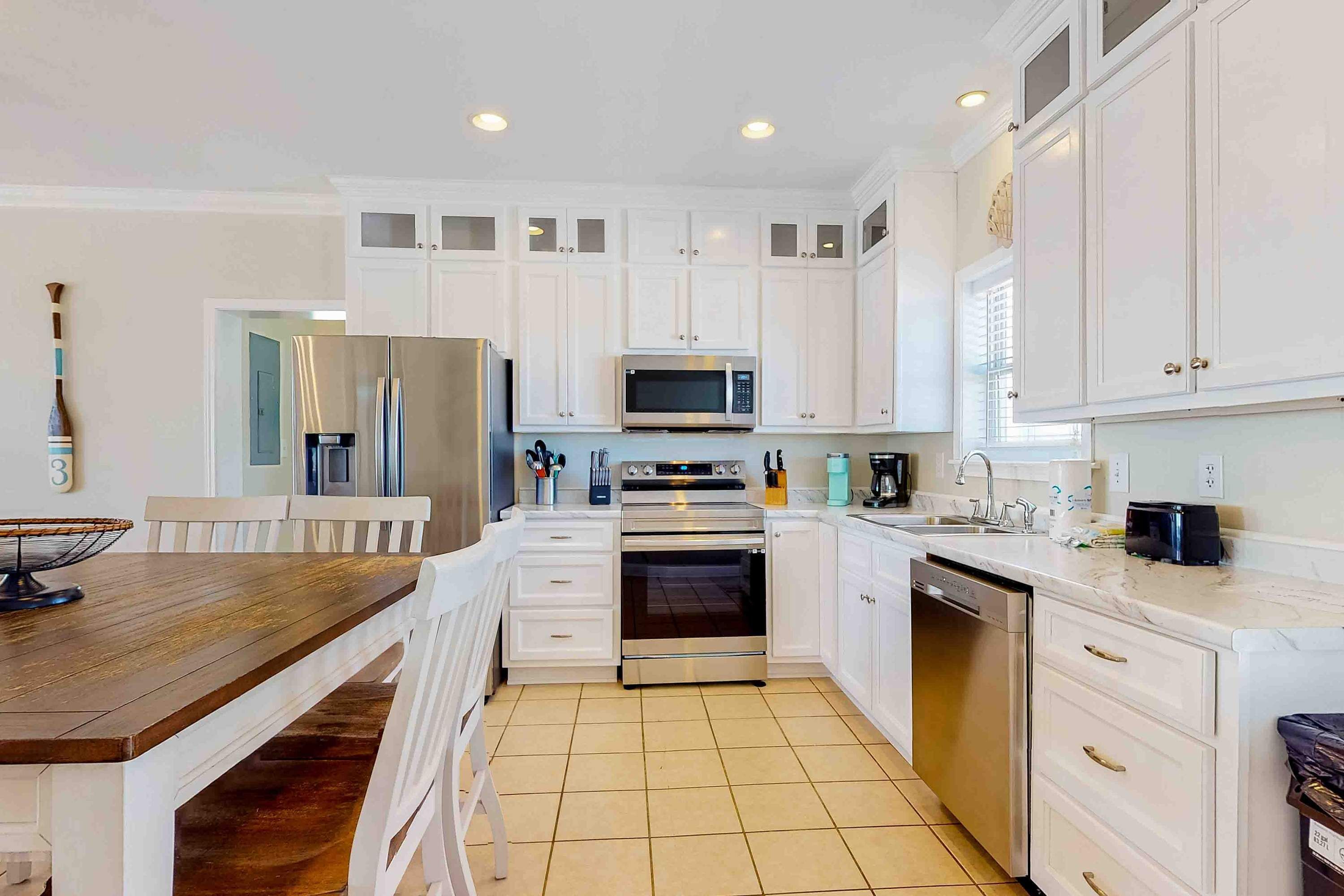 Kjøleskap, mikrobølgeovn, ovn og kokeplater