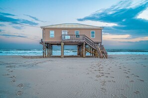 On the beach - Spacious, Beachfront Home with Free WiFi, Central AC, & a Furnished Deck (Dauphin Island)