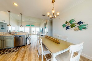 Dining - Beautiful beachfront house w/ stunning views, free WiFi, & outdoor shower (Dauphin Island)