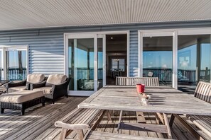 Outdoor dining - Beautiful beachfront house w/ stunning views, free WiFi, & outdoor shower (Dauphin Island)