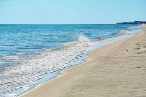 Beach nearby - Stunning home with direct ocean views, private hot tub & grill - dogs welcome (Dauphin Island)