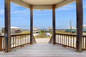 Terrace/patio - Stunning home with direct ocean views, private hot tub & grill - dogs welcome (Dauphin Island)
