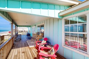 Terrace/patio - Dog-friendly beachfront home with spacious deck, amazing views of the Gulf (Dauphin Island)