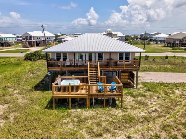 Terrace/patio - Dog-friendly seaside home with WiFi, deck, amazing views, minutes from beach (Dauphin Island)