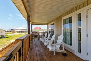 Property grounds - Dog-friendly seaside home with WiFi, deck, amazing views, minutes from beach (Dauphin Island)