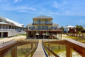 Terrace/patio - Gulf-front home in a gated community with easy access to the beach & amazing views (Dauphin Island)