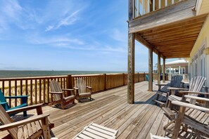 Terrace/patio - Gulf-front home in a gated community with easy access to the beach & amazing views (Dauphin Island)