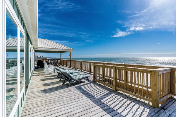 Terrace/patio - Waterfront home with wraparound deck, BBQ, spacious interior, & W/D (Dauphin Island)