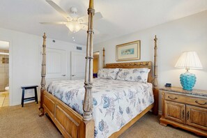3 bedrooms, Internet, bed sheets - Beachfront condo with private balcony, shared pool, and hot tub (Orange Beach)