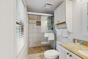 Shower, towels - Beachfront condo with private balcony, shared pool, and hot tub (Orange Beach)