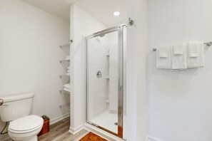 Shower, hair dryer, towels - Cozy townhome located near The Wharf concert and event venue! (Orange Beach)