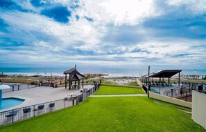 Terrace/patio - Beautiful beachfront condo with hot tub, pool, sauna, tennis, gym, & balcony (Orange Beach)