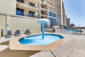 Pool - Beautiful beachfront condo with hot tub, pool, sauna, tennis, gym, & balcony (Orange Beach)