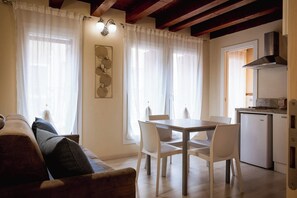 Comfort Apartment | Dining
