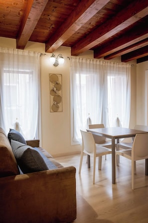 Comfort Apartment | Dining