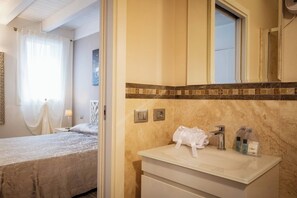 Comfort Double Room | Bathroom - Piccola Venezia Room (Chioggia)