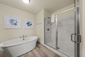 Shower, hair dryer, towels - Brilliant water view condo with panoramc balcony views, pool, & beach access (Orange Beach)