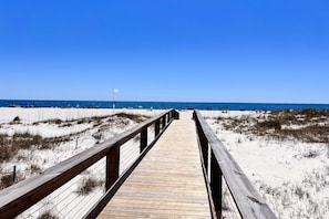 On the beach - Brilliant water view condo with panoramc balcony views, pool, & beach access (Orange Beach)